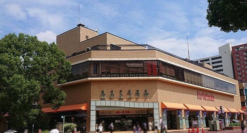 多摩センターにあるイトーヨーカドーやノジマが入居する商業施設「丘の上プラザ」の外観