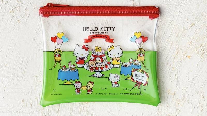 株式会社ベイクルーズが運営する3つのブランドで「HELLO KITTY 50th Anniversary GARDEN PARTY」のコラボキャンペーンで2024年7月18日より第2弾のコラボノベルティでコラボメニューのパンケーキとドリンク、サンデー3つを頼むともらえるポーチ