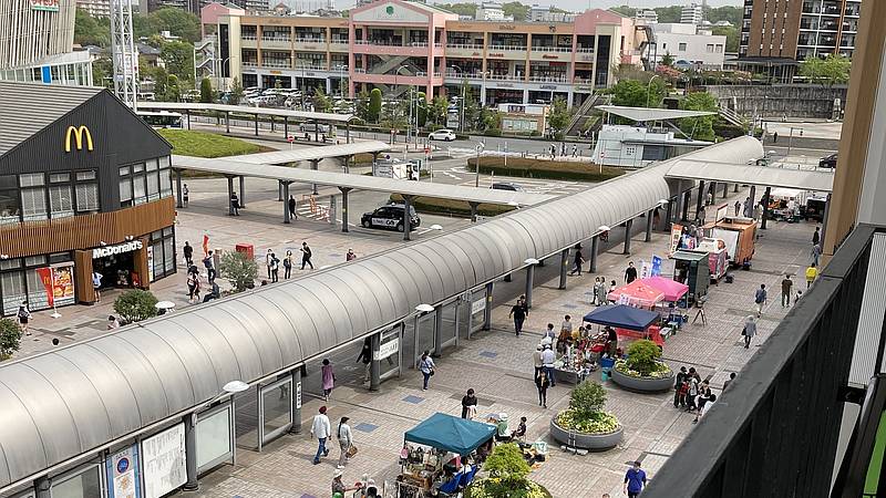 南大沢マルシェは駅前のペデストリアンデッキにキッチンカーや屋台が出店する2ヶ月に1度開催されるお祭り