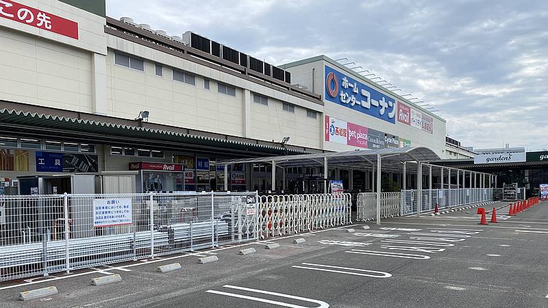 丸亀製麺・多摩店は八王子市にあるぐりーんうぉーく多摩の道を挟んだ向かいに隣接