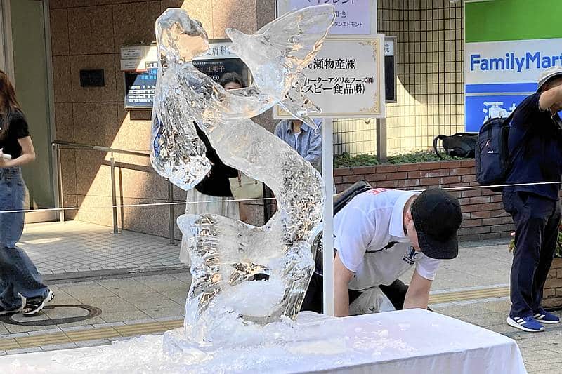 八王子まつり1日目の西放射線ロードで開催された「氷の彫刻展」で出来上がった見事な氷の彫刻作品