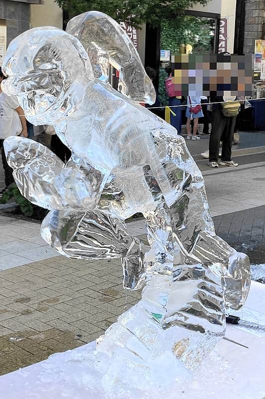 八王子まつりの氷の彫刻展で展示されている走る人の氷の彫刻