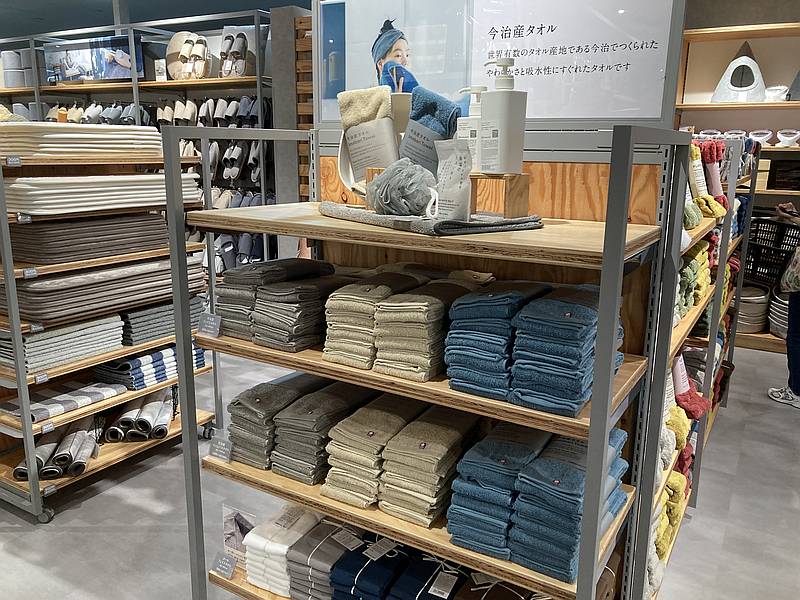 Standard Productsイトーヨーカドー南大沢店では品質のよい今治製タオルも550円とコストパフォーマンスがよいお得な商品も販売