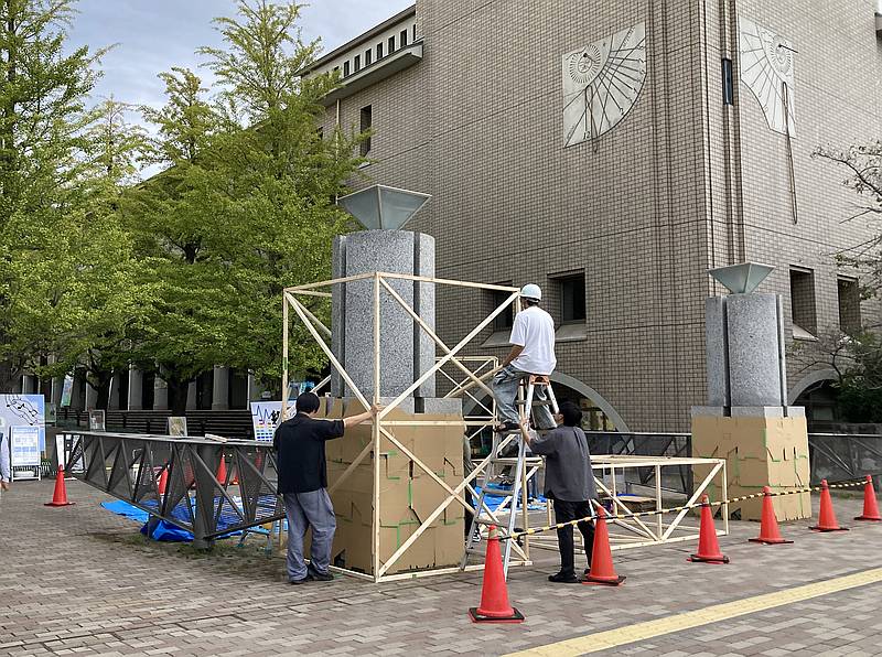 2024年11月2日、3日に開催予定の東京都立大学の学園祭「第20回みやこ祭」に向けて正門に学園祭用の看板アーチを準備中