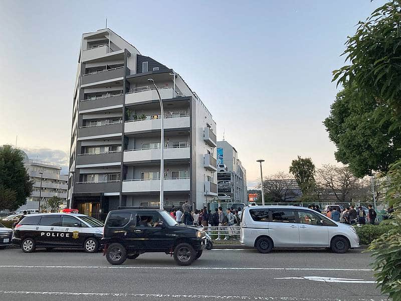 2024年10月20日の夕方に京王堀之内駅を訪ねたところ、駅北側を出て道路を挟んだあたりに警察や消防車両が多数停車