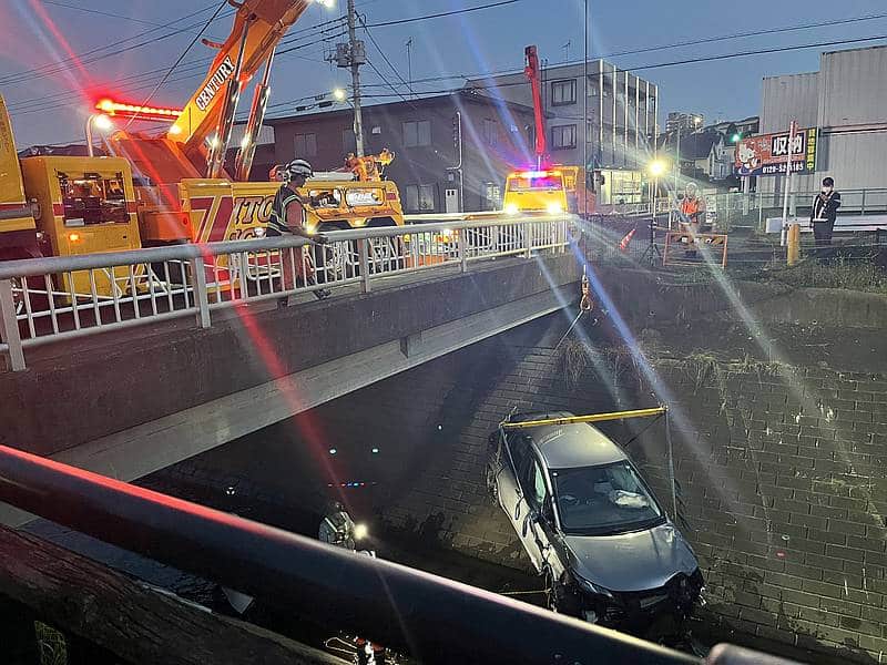 2024年11月8日に八王子市松木の大栗川に架かる板橋で車同士による交通事故が発生し、1台が川に落下