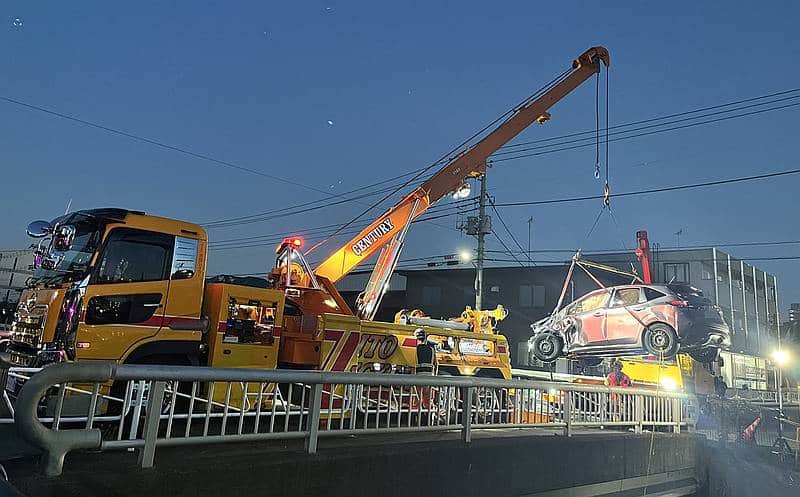 2024年11月8日の昼頃起きたに八王子市松木の大栗川付近で車同士による交通事故の車を引き上げるためにレッカー車も出動