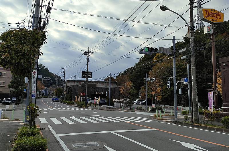 セブンイレブン八王子南大沢店は道を挟んでファミリーレストランのデニーズやカフェの星野珈琲が存在