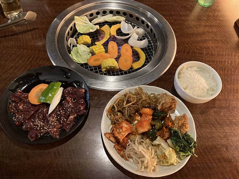 三井アウトレットパーク多摩南大沢の焼き肉・しゃぶしゃぶの吉座の焼き肉定食は韓国惣菜の食べ放題に加えて、生野菜も食べ放題に