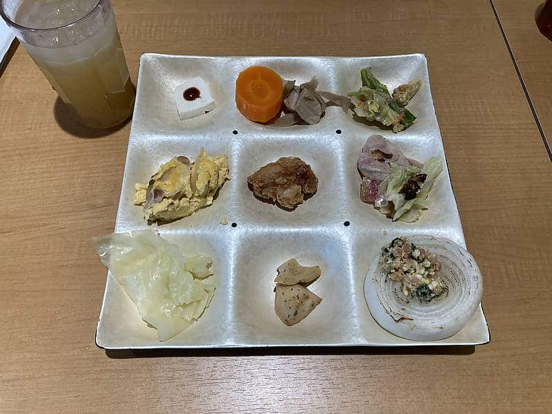 三井アウトレットパーク多摩南大沢にある自然食バイキングレストラン「はーべすと」でビュッフェ形式で料理をセレクト