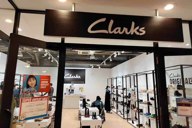 三井アウトレット多摩南大沢A街区ファクトリーアウトレッツ2階にあるシューズブランドのClarks(クラークス)の店舗外観