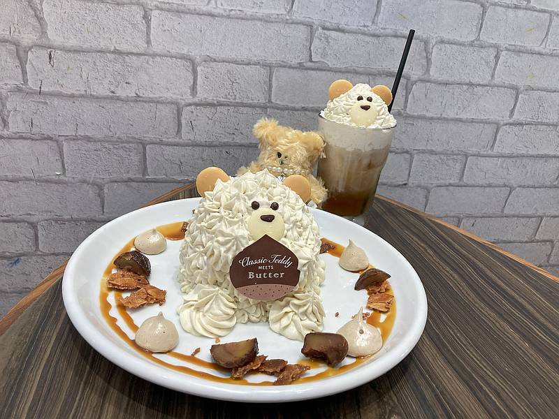 Butter三井アウトレットパーク多摩南大沢店がClassic Teddy(クラシックテディ)とコラボしたメニュー「クラシックテディのほうじ茶と和栗クリームスフレパンケーキ」と「クラシックテディのほうじ茶マロンラテ」