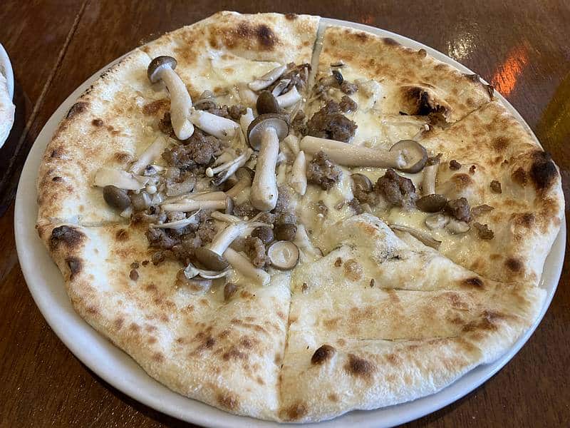 三井アウトレットパーク多摩南大沢にあるPIZZERIA1830多摩南大沢店のきのこのピザ