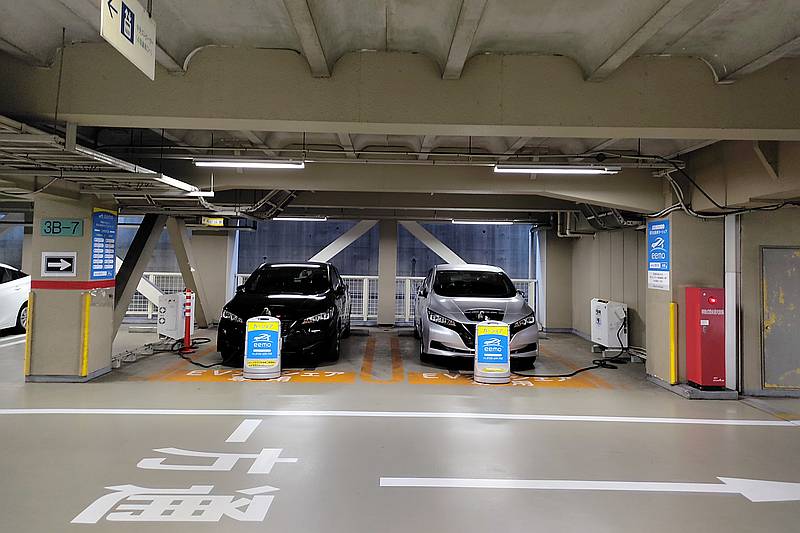 南大沢駅前のパオレ南大沢3階駐車場にある電気自動車のカーシェアサービス「eemo」