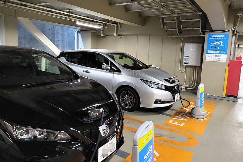 南大沢駅前のパオレ南大沢3階駐車場にある電気自動車のカーシェアサービス「eemo」では日産の電気自動車「リーフ」をカーシェア可能