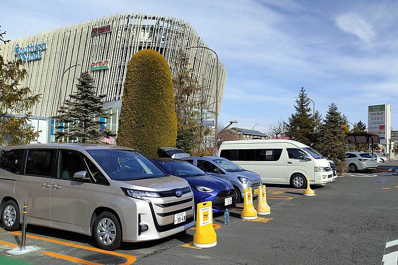 南大沢駅からすぐの商業施設「フォレスト南大沢」の駐車場に設置されたタイムズカーのカーシェアのポート