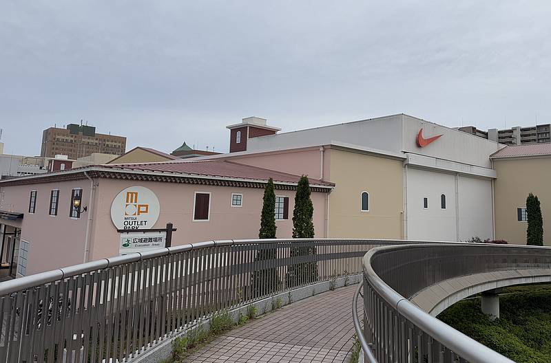 三井アウトレットパーク多摩南大沢の建物の外側にも、NIKEのオレンジ色のロゴが看板として掲示