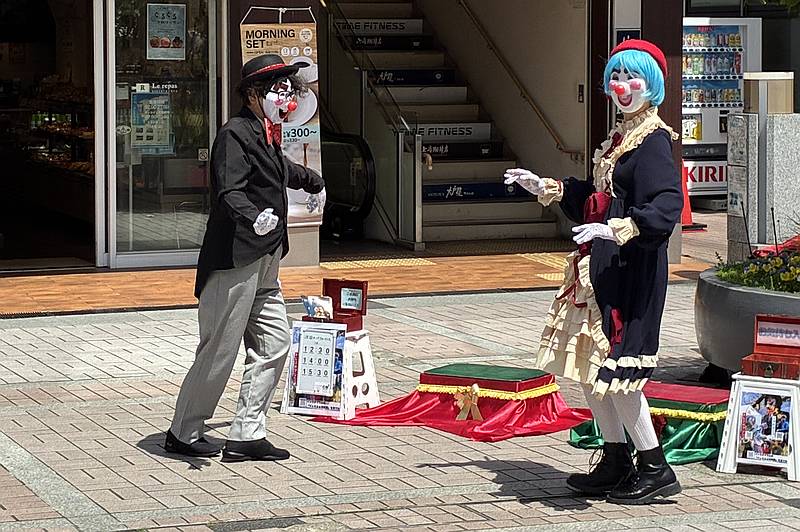 2025年5月の南大沢マルシェ×ゴールデンウィーク子ども祭りに登場したピエロのパフォーマンス