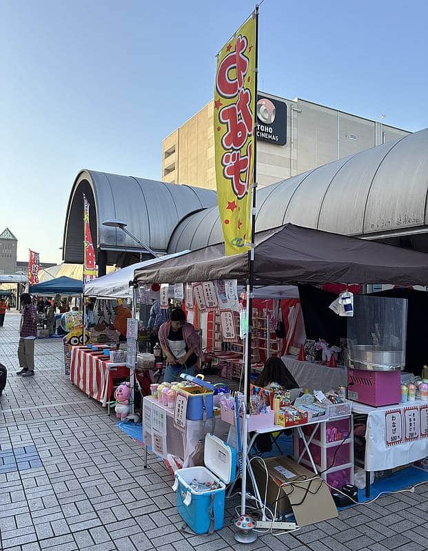 2025年5月3日より南大沢マルシェ×ゴールデンウィーク子ども祭りがスタートし、南大沢駅前にキッチンカーや屋台が登場