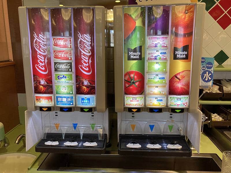 サイゼリヤ南大沢駅前店のドリンクバーはコカ・コーラ社のドリンクサーバーで、コーラやメロンソーダに加え、トニックウォーターや野菜ジュースも