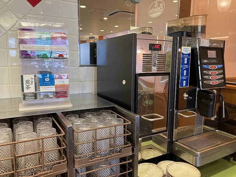 コカ・コーラのドリンクの他に煎茶や紅茶も数種類、さらにエスプレッソマシンも