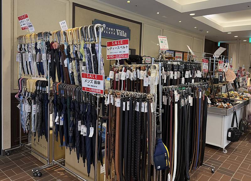2025年5月8日(木)より三井アウトレットパーク多摩南大沢に期間限定出店したcarcru stock+PRICE ONCE MOREでは革製品やベルト、傘が販売