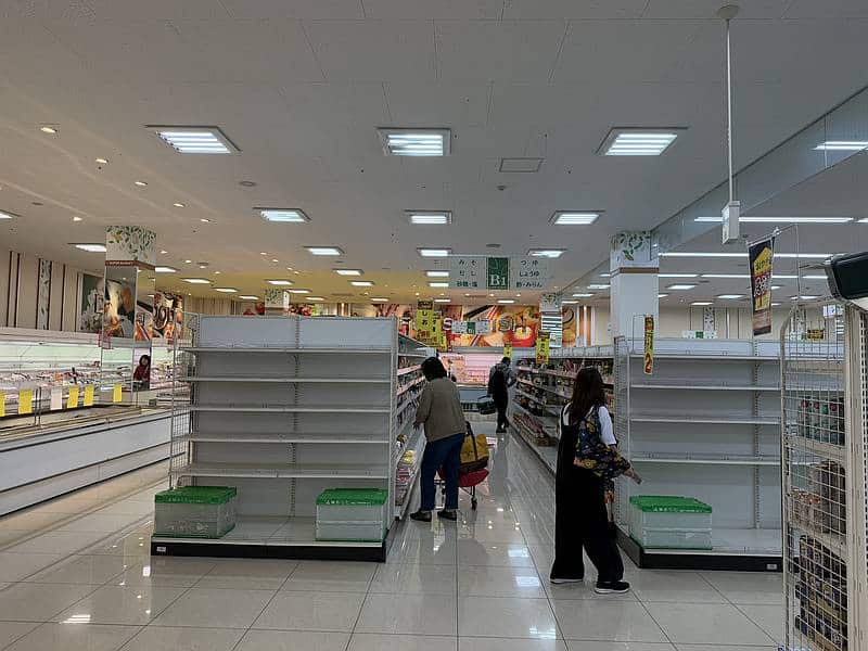 フードワン多摩境店は全品2割引の閉店セールのため、すでに売り切れが多数発生している状態に