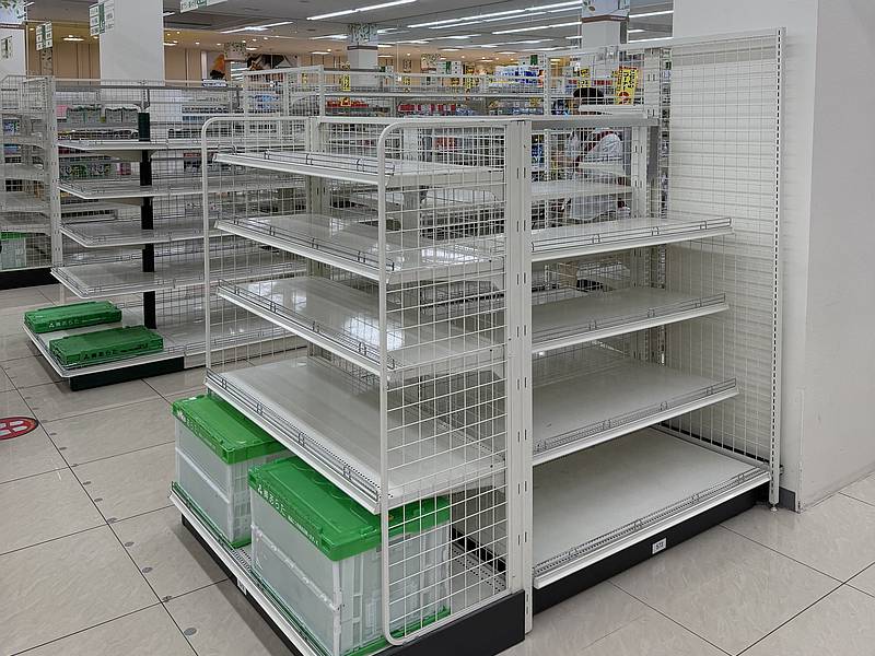 フードワン多摩境店は2025年5月12日に閉店するため、閉店日前日にはすでに空っぽになった商品棚も確認