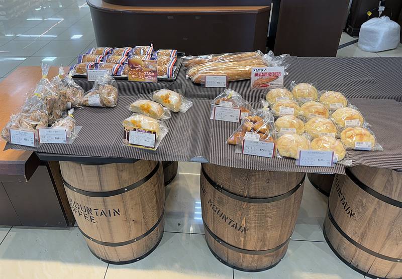 パリクロアッサン多摩境店を閉店日前日の2025年5月11日に訪問したところ、取り扱うパンの種類は少ない状態だった