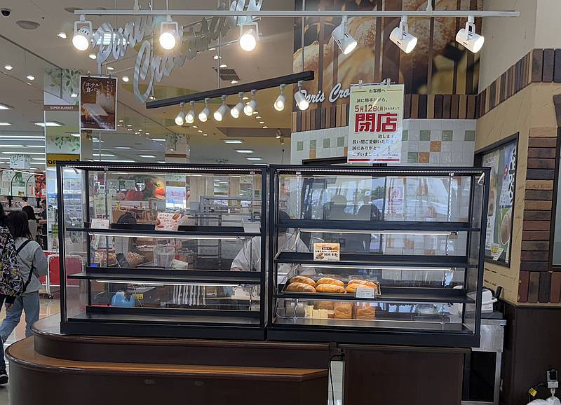 パリクロアッサン多摩境店は翌日2025年5月12日に閉店を迎えることもあり、ショーケースにはパンが1種類のみ