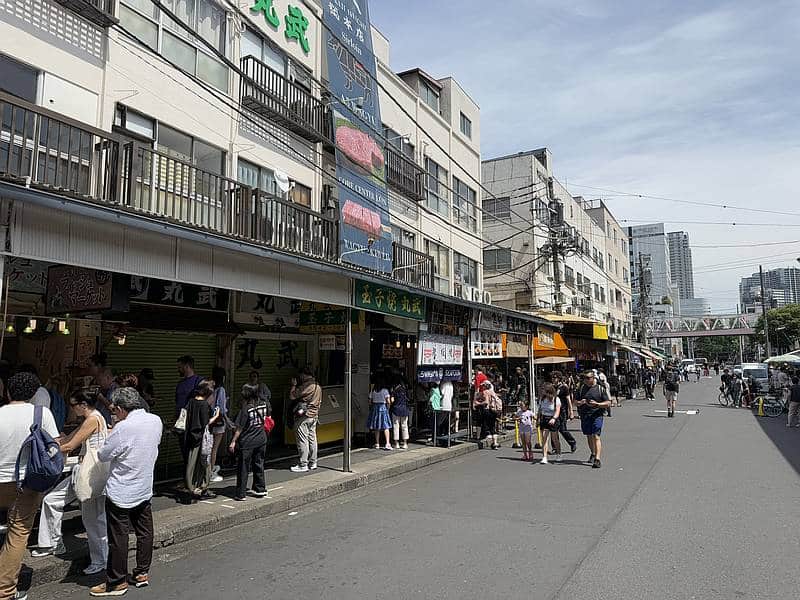 ひびめし(日々は過ぎれど飯うまし)第5話の築地場外市場の入口方向から商店街に向かうシーンの聖地巡礼スポット