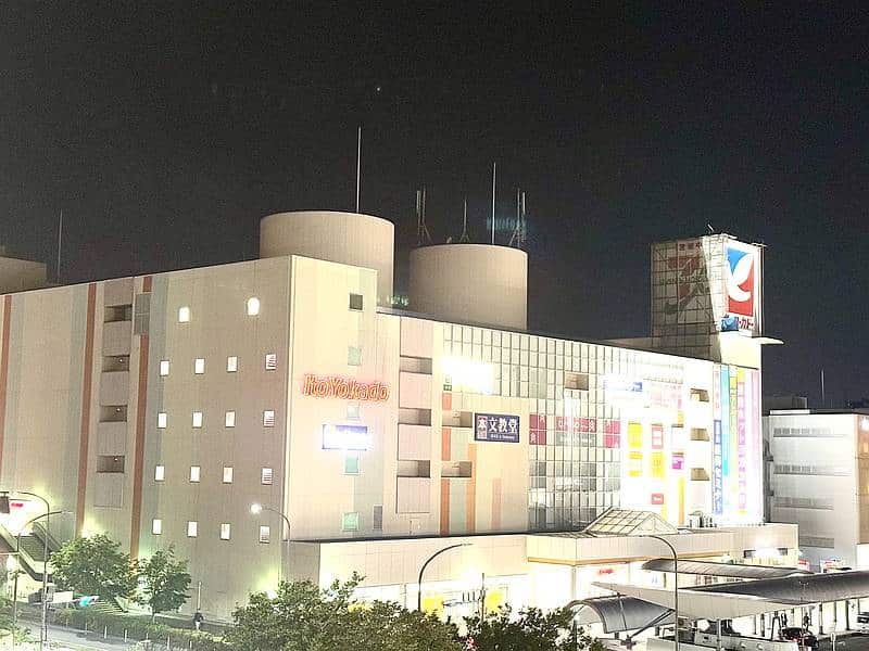 2025年5月中旬(5月12,13日)ごろよりイトーヨーカドー南大和店の建物の塔部分にある看板が改修工事スタート