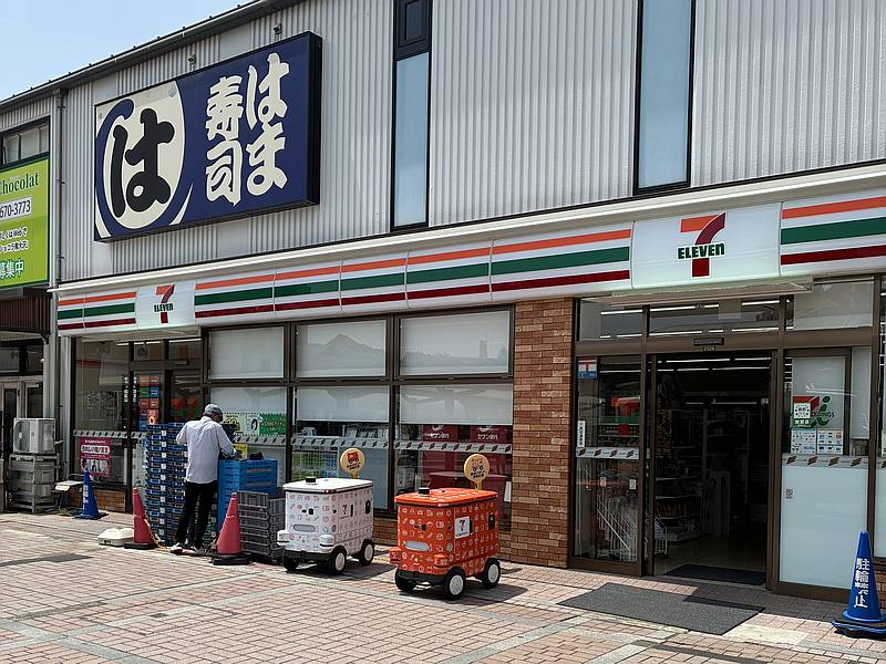 2025年5月19日より7NOWでの注文で無人配送ロボットによる配達の実証実験を始めたセブンイレブン南大沢駅前店で自動配送ロボットを撮影