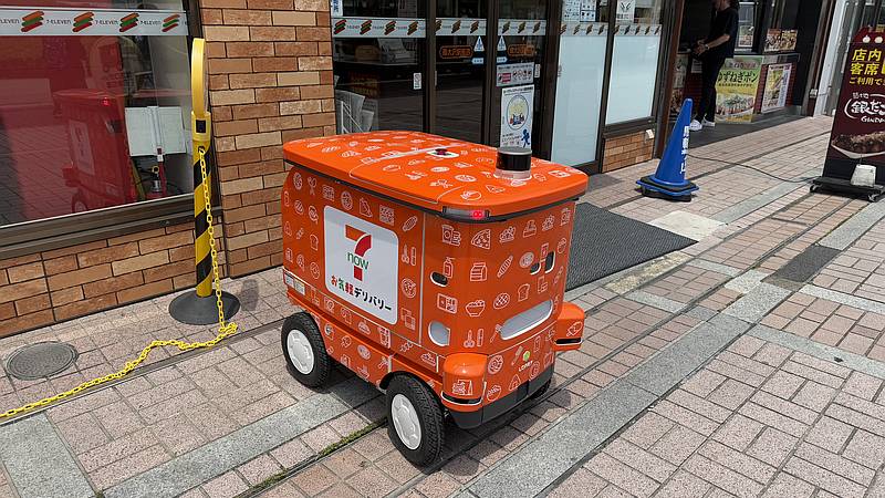 セブンイレブン南大沢駅前店の自動配送ロボット