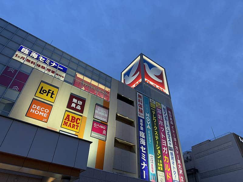 イトーヨーカドー南大沢店の看板変更工事が完了し、柵が撤去された様子を夜に撮影