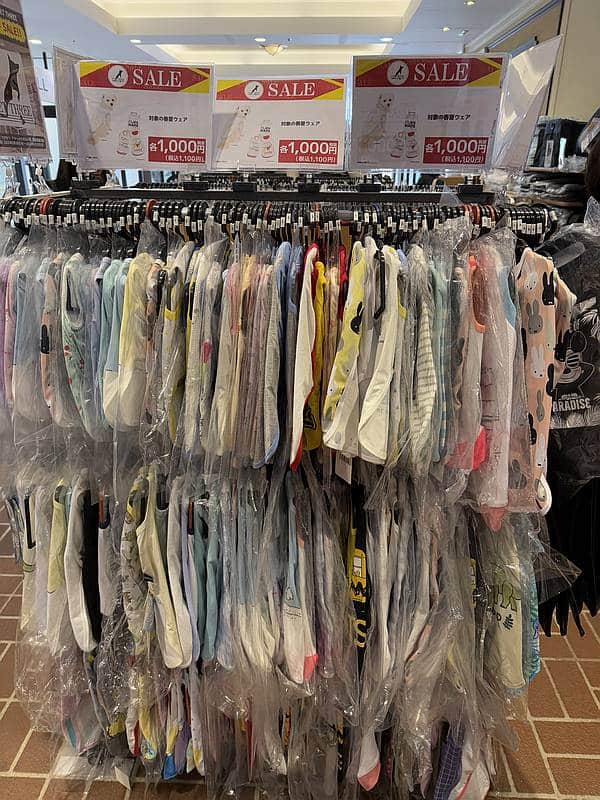 三井アウトレットパーク多摩南大沢に出店しているペットスリーの犬用ウェアのセール品
