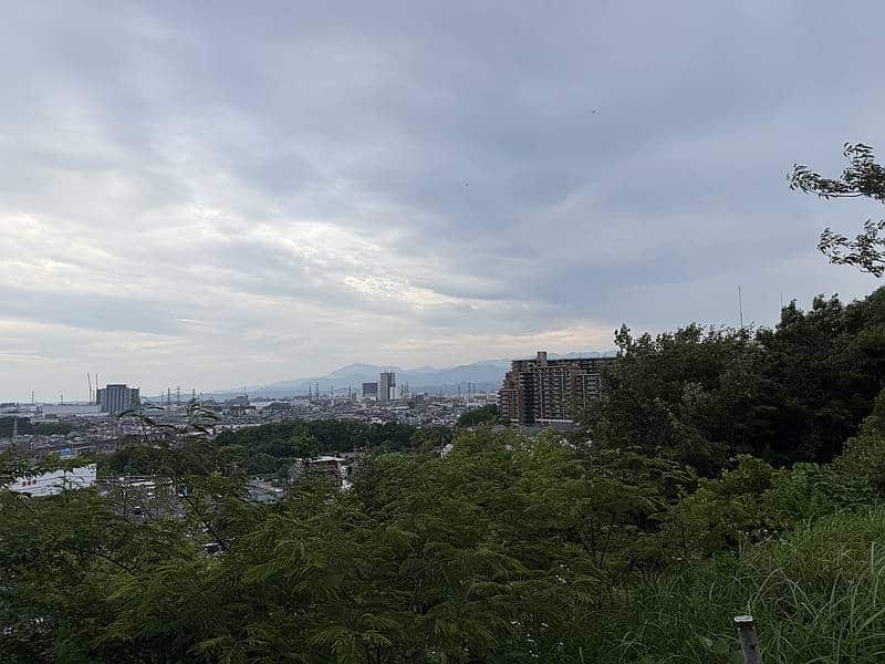 2025年6月7日にひびめし第8話で聖地となった小山内裏公園の西展望広場を訪ねた際に撮影