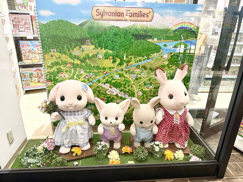 シルバニアファミリー森のお家／ジグソーパズルのお店マスターピース・三井アウトレットパーク多摩南大沢店では、店頭で大きなシルバニアファミリーのショコラウサギやフローラウサギがお出迎え