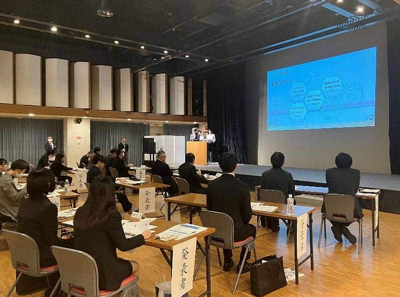 京王電鉄株式会社と独立行政法人都市再生機構(UR)の東日本賃貸住宅本部が開催する「第3回 学生による多摩エリアのまちづくりに関するアイデアピッチ」一次選考を突破したチームのプレゼンの様子