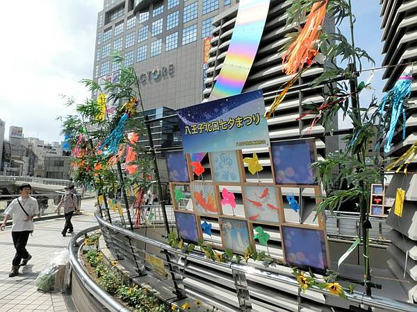 JR八王子駅前の「マルベリーブリッジ」でも6月20日に、七夕飾りが取り付け(朝日新聞より)