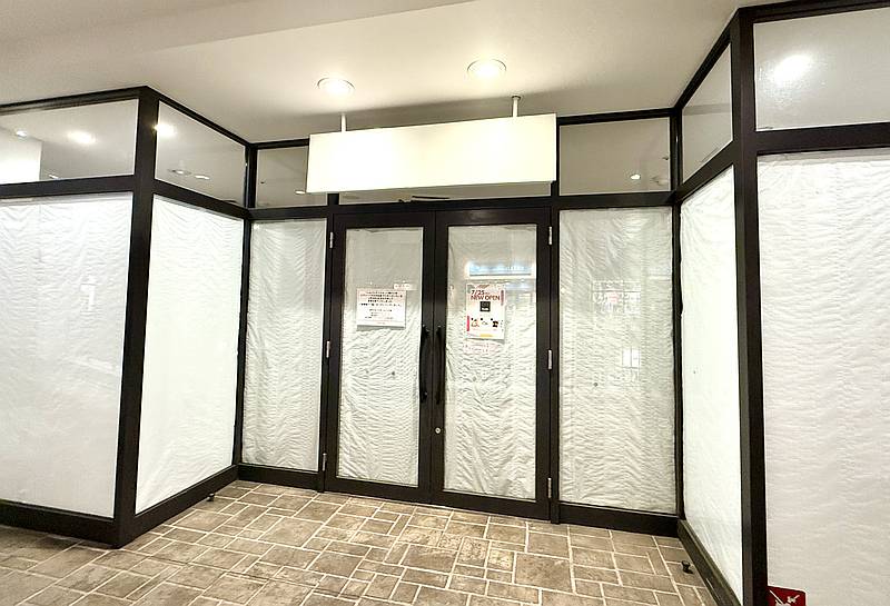 三井アウトレットパーク多摩南大沢のシルバニアファミリー森のお家・ジグソーパズルのお店マスターピースの跡地に犬用品の専門店「PLSK FOR DOGS(プラスケー・フォー・ドッグス)」オープンのお知らせが掲示
