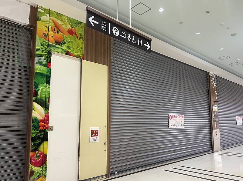 MrMax町田多摩境ショッピングセンターの2025年5月12日に閉店したフードワン多摩境店の跡地に大型スーパーマーケットがオープン予定のお知らせが掲示