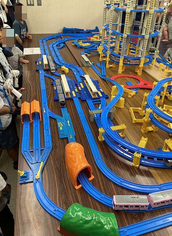 都立大子どもまつりに出展していた東京都立大学の鉄道研究会によるプラレールの展示に子どもたちも興奮