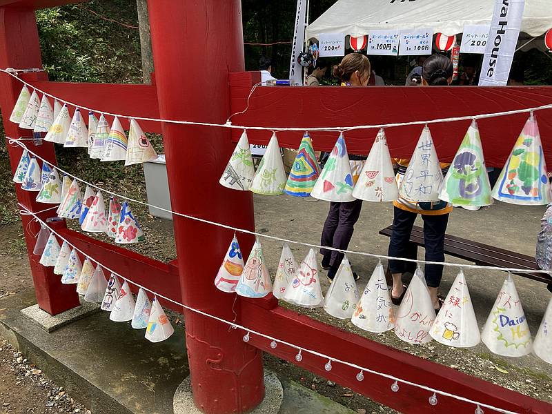 南大沢八幡神社の夏まつり前に柏木小学校で開催されるちょうちん工作教室で作った提灯がお祭りで飾り付け
