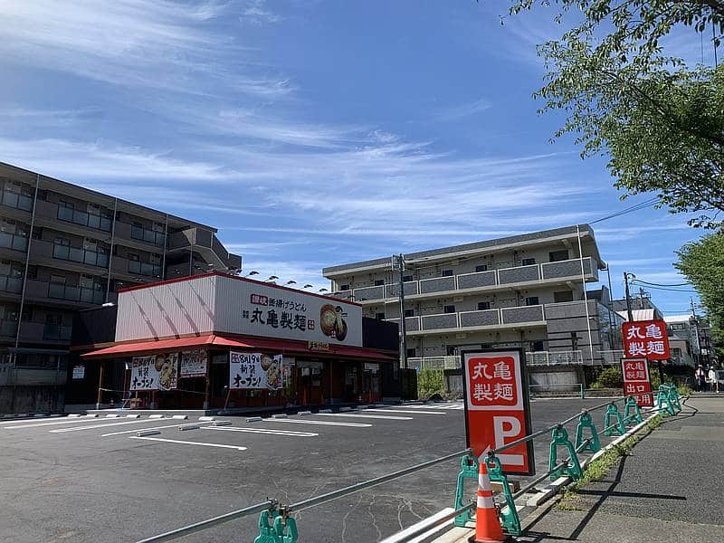 2025年8月19日に開店予定の京王堀之内駅が最寄りの丸亀製麺・多摩ニュータウン店に駐車場ができたことに加え、通り側の看板も設置