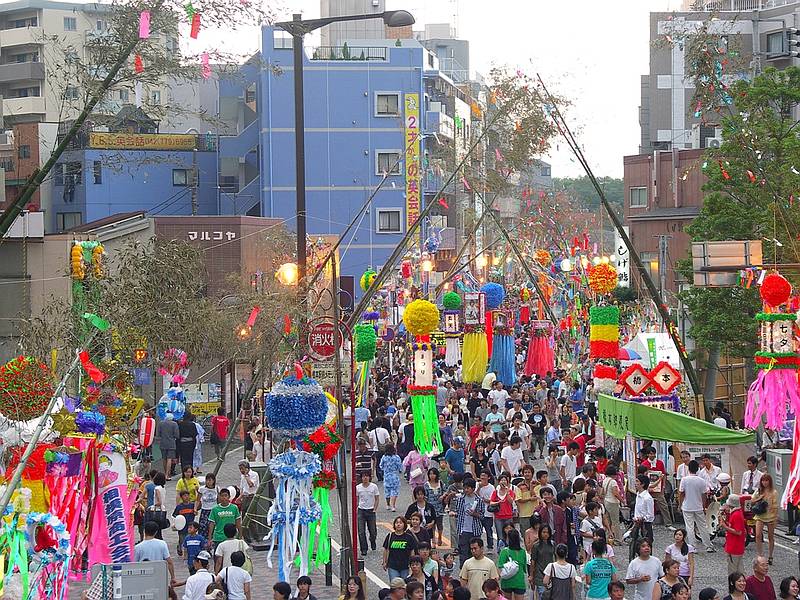 昭和27年(1952年)に始まった相模原市のお祭り「橋本七夕まつり」の様子