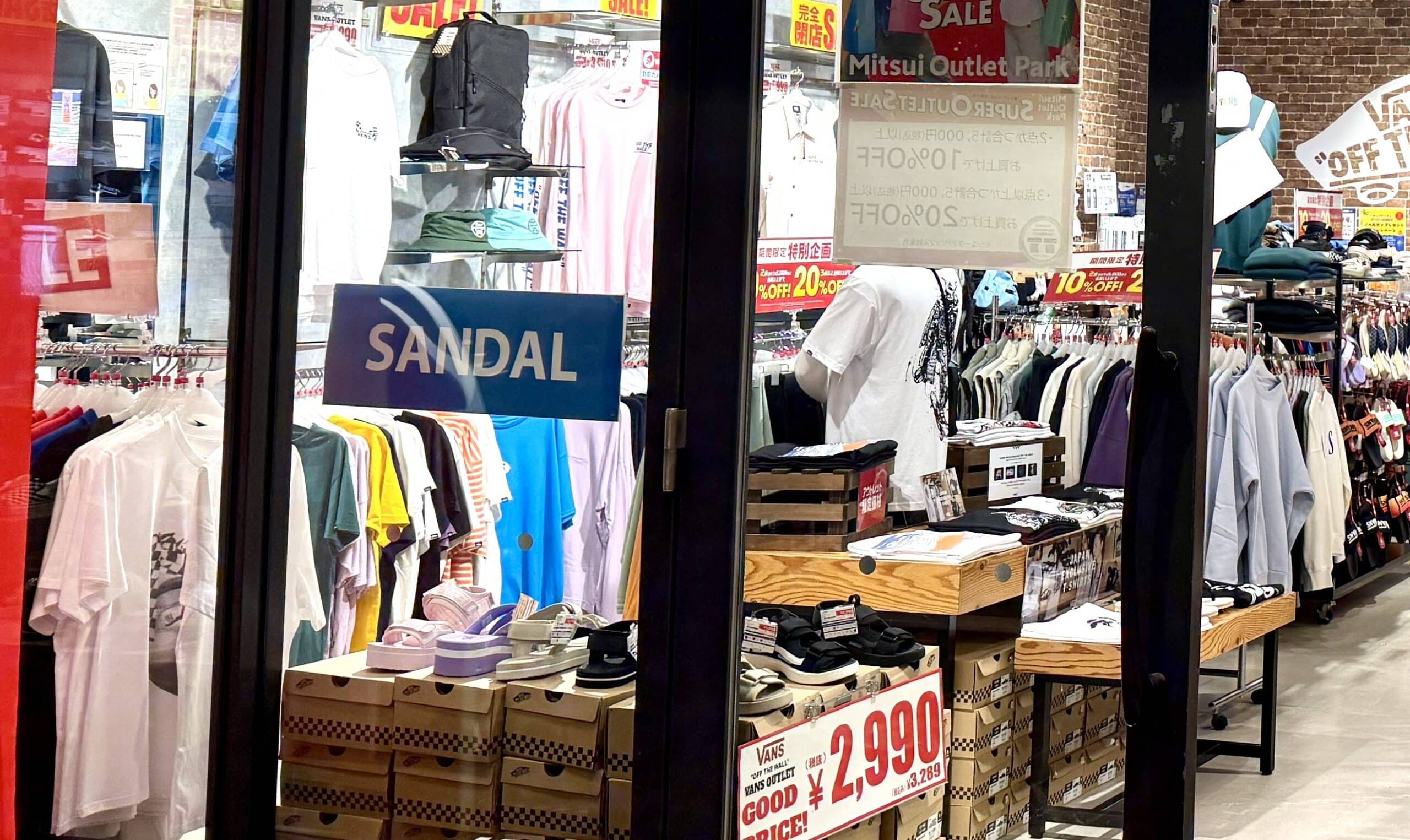 VANSというとシューズブランドのイメージが日本では強いものの、ウェアやシャツなどアパレルも取り扱い