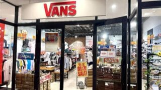 VANS三井アウトレットパーク多摩南大沢店を訪ねたところ、店内に「完全閉店」との文言が