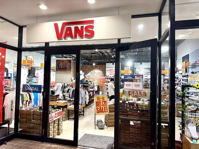 VANS三井アウトレットパーク多摩南大沢店を訪ねたところ、店内に「完全閉店」との文言が
