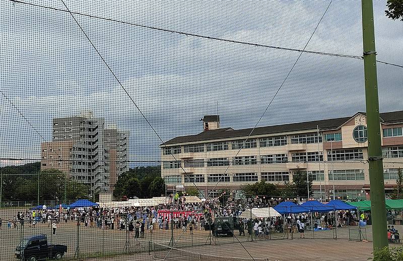 上柚木中学校の外から第19回上柚木夏祭りが開催されている様子を撮影